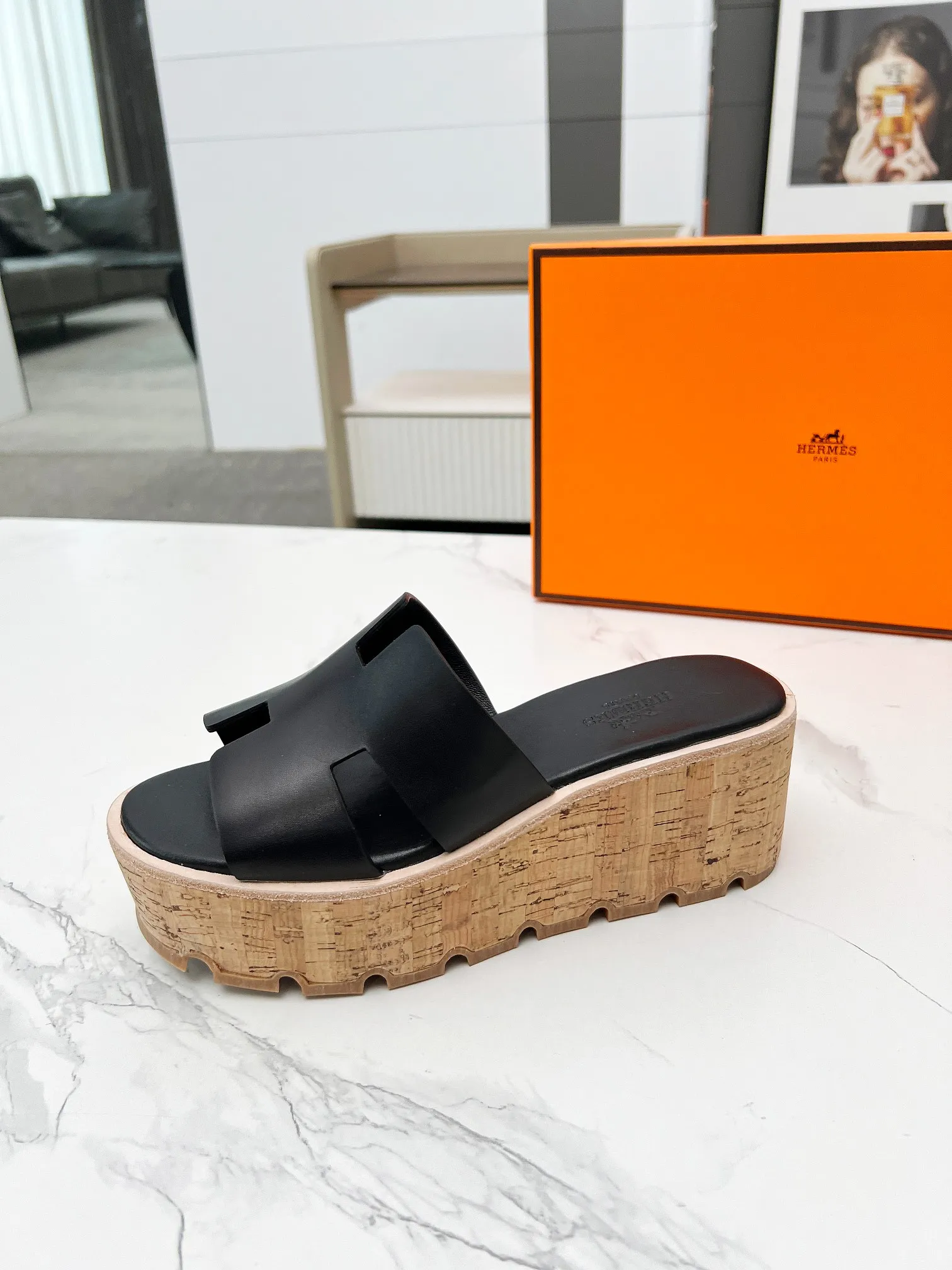 👟👟Ex-factory price 400👟👟 Hermès, upgraded version and workmanship materials. Hermes®🔴The highest version of handmade shoes on the market✨✨ Top product Hermès platform shoes🐎——————————The new model in early spring is the same as the original version, handmade by masters! ❥High-end customization, exclusive products, the highest version in the industry⚠❥Using: Hermers upper: Italian imported cowhide + sheepskin lining (pursuing top walking comfort) ✨～～〰〰〰〰❥ Packing: full set of original packaging━━━━Hermes━━━━━ size: 35-41 (42) customized and non-returnable)
